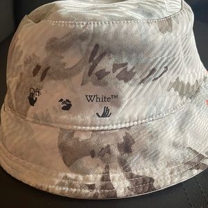 Off white reversible bucket hat